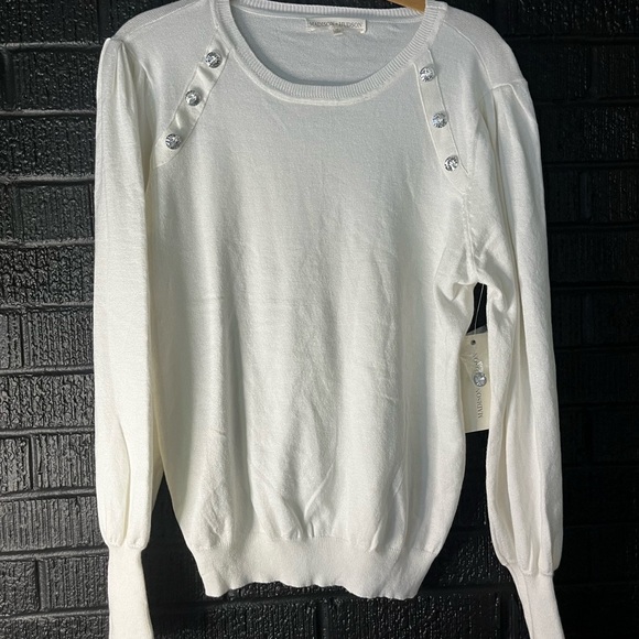 madison+hudson Sweaters - Elegant White Sweater with Button Accents